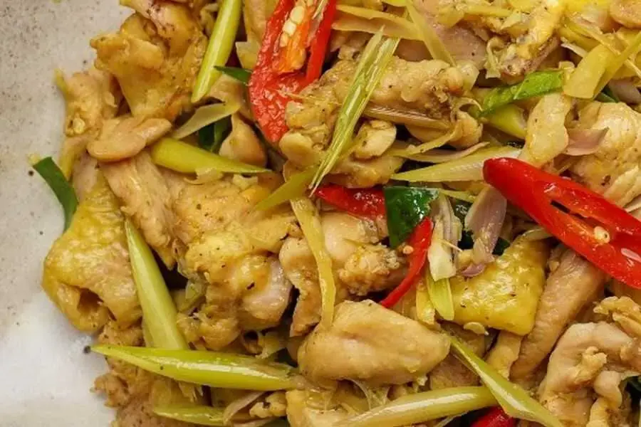Gà xào sả ớt hấp dẫn với màu sắc bắt mắt