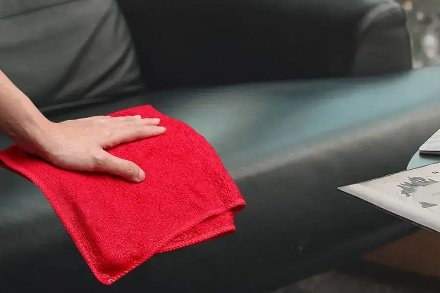 Sử dụng khăn ẩm để làm sạch bề mặt ghế sofa thêm 1 lần nữa