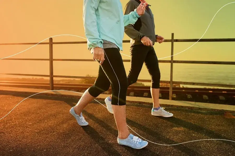 Bài tập aerobic đi bộ nhanh giúp chân và đùi săn chắc.