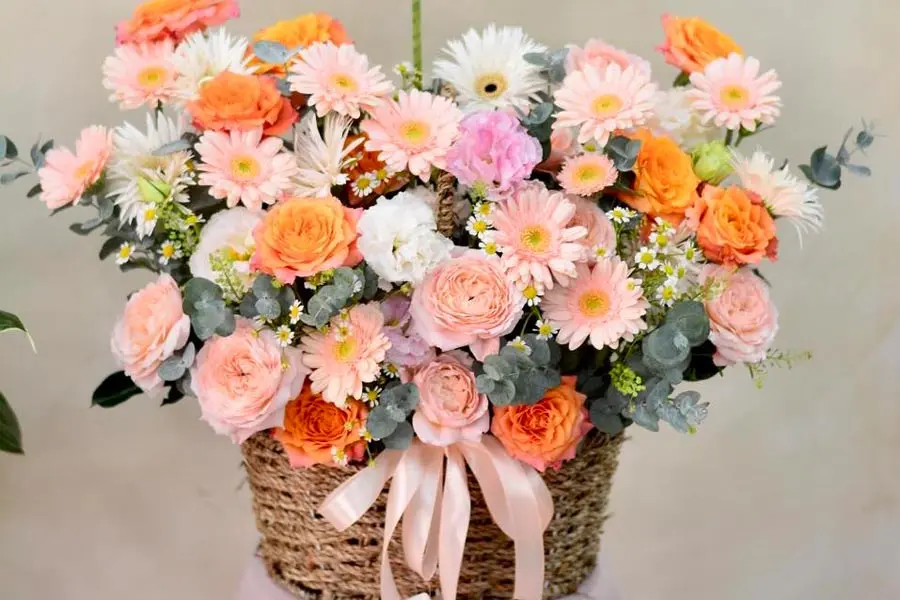 Kết hợp nhiều loại hoa thì giỏ sẽ bắt mắt hơn.