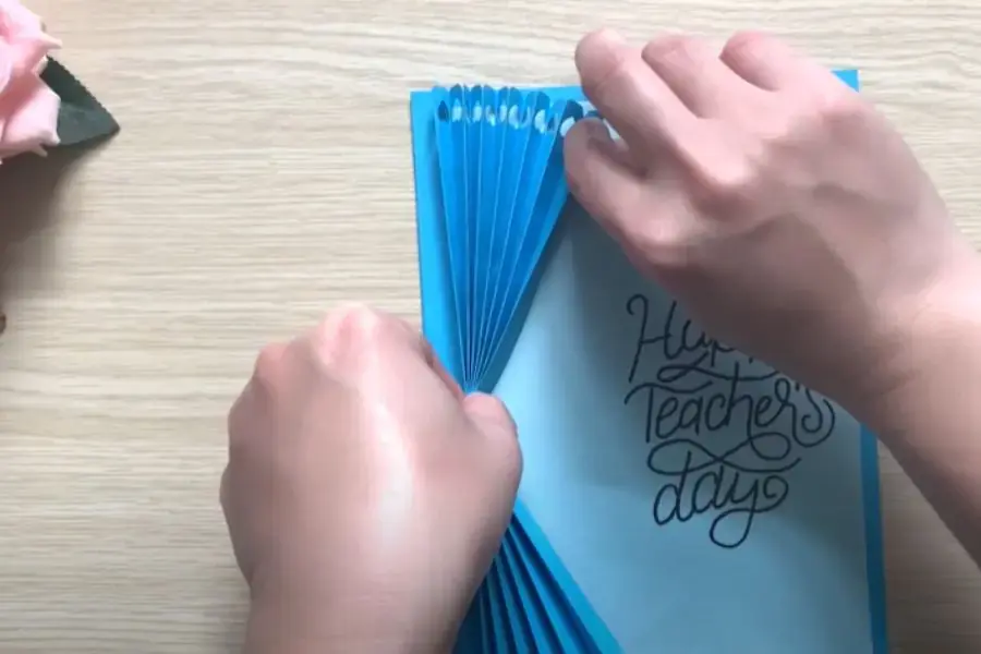 Tạo kiểu hình chiếc quạt dán vào bìa của tấm thiệp.