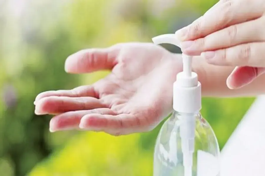 Dùng nước rửa tay để sát khuẩn và loại bỏ được mùi mắm tôm nhanh chóng (Nguồn: htxthanhcong.com)