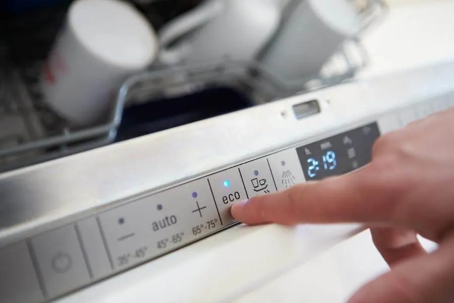 khởi động máy rửa bát