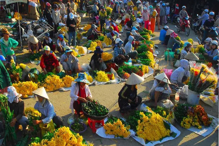 Đi chợ Tết phổ biến ở các vùng nông thôn nước ta.