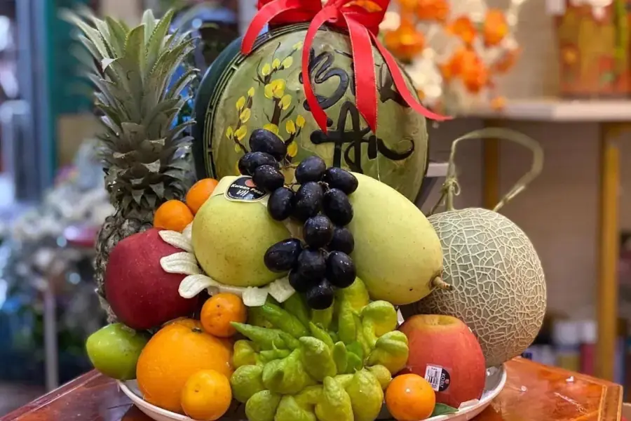 Bày biện theo hình chóp hoặc hình tháp.
