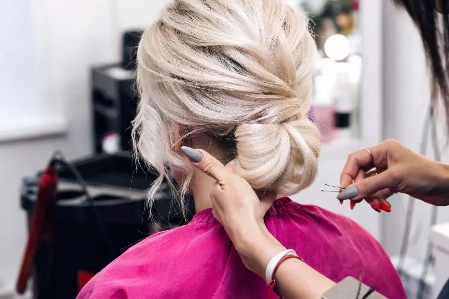 Tóc búi chignon sang trọng, kiêu kỳ, lãng mạn được lấy cảm hứng từ nước Pháp.
