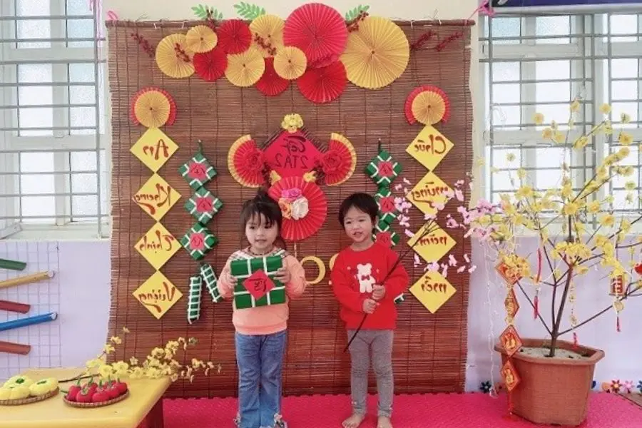 Góc chụp ảnh Tết rực rỡ sẽ là nơi lưu giữ khoảnh khắc của các bé.