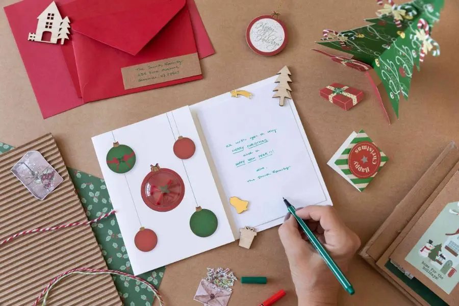 Thiệp Giáng Sinh với họa tiết quả châu Noel.