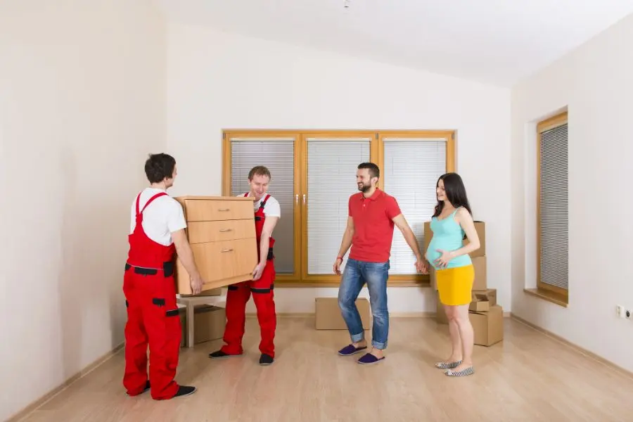 Không để người phụ nữ mang thai chuyển đồ