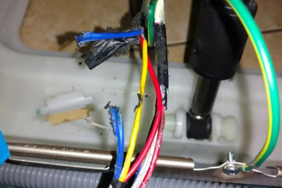 Dây tín hiệu từ board đến mạch có thể chuột cắn đứt trong quá trình sử dụng.