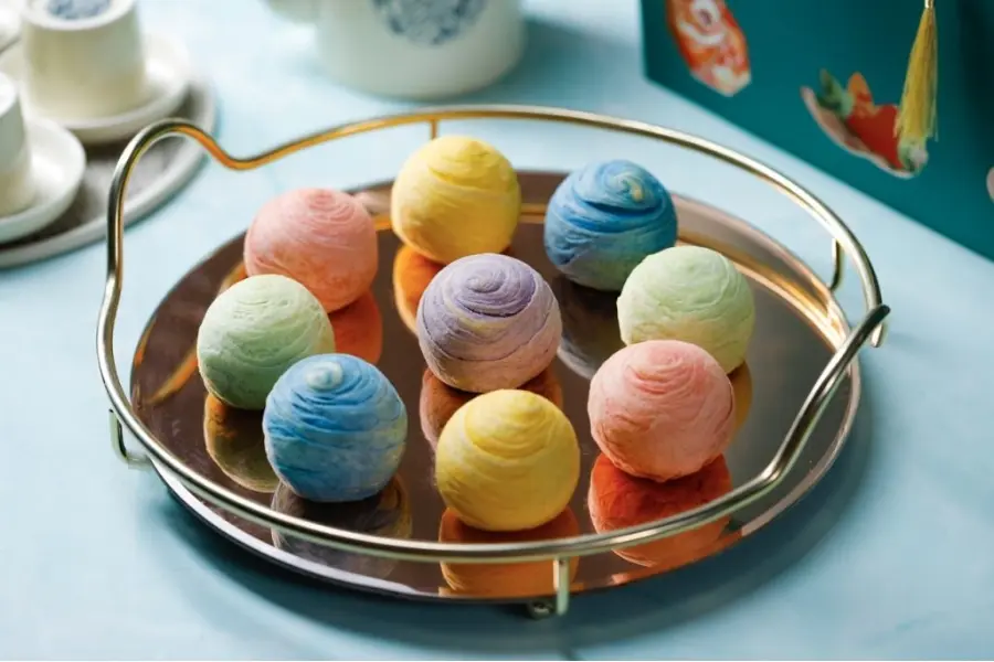 Bánh ngàn lớp với nhiều lớp vỏ mỏng xếp chồng, tạo nên hình thức bắt mắt và kết cấu đặc trưng.