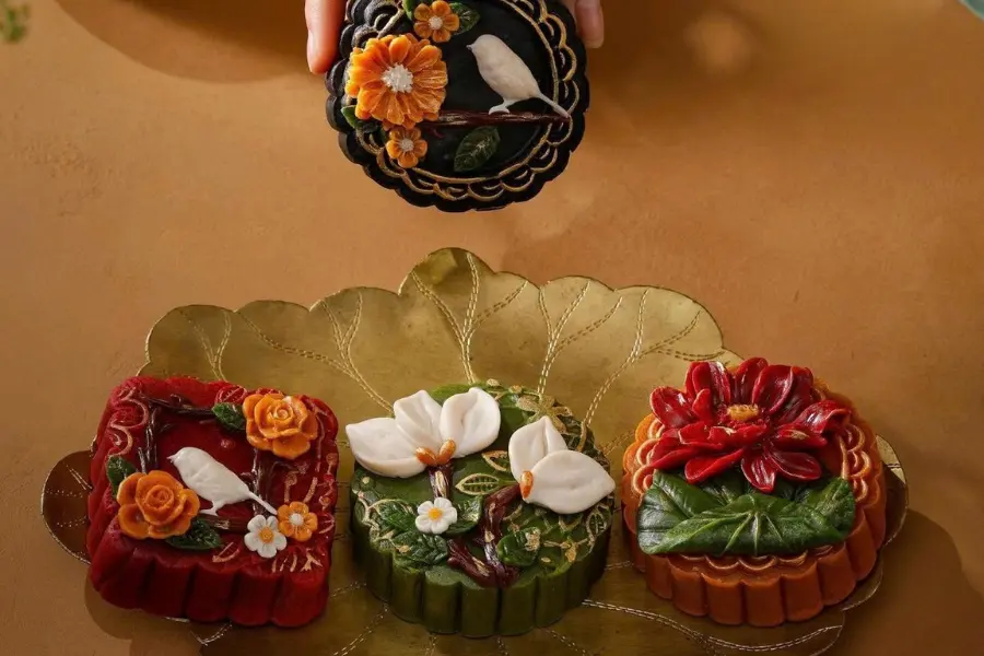 Bánh Trung Thu 3D với họa tiết nổi cầu kỳ, tạo điểm nhấn đẹp mắt cho mâm cỗ.