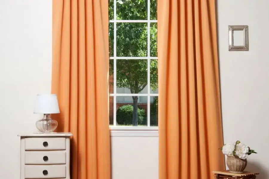 Rèm vải lanh không thể che chắn hết ánh sáng mặt trời bên ngoài