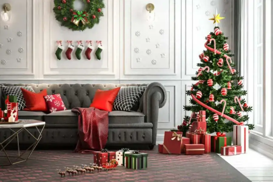 Bên cạnh cây thông Noel, bạn có thể đặt thêm một vài chiếc gối Giáng Sinh lên ghế ngồi tại khu vực tiếp khách. 