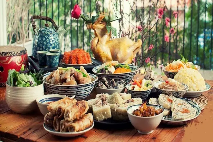 Bày trí mâm cơm cúng trên bàn thờ ngày Tết.