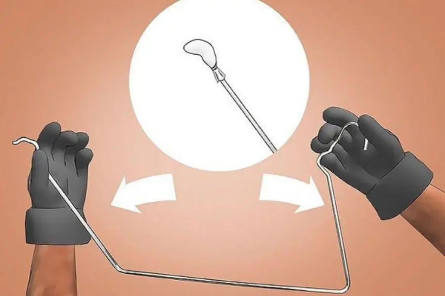 Xử lý bồn cầu bị nghẹt bằng móc quần áo