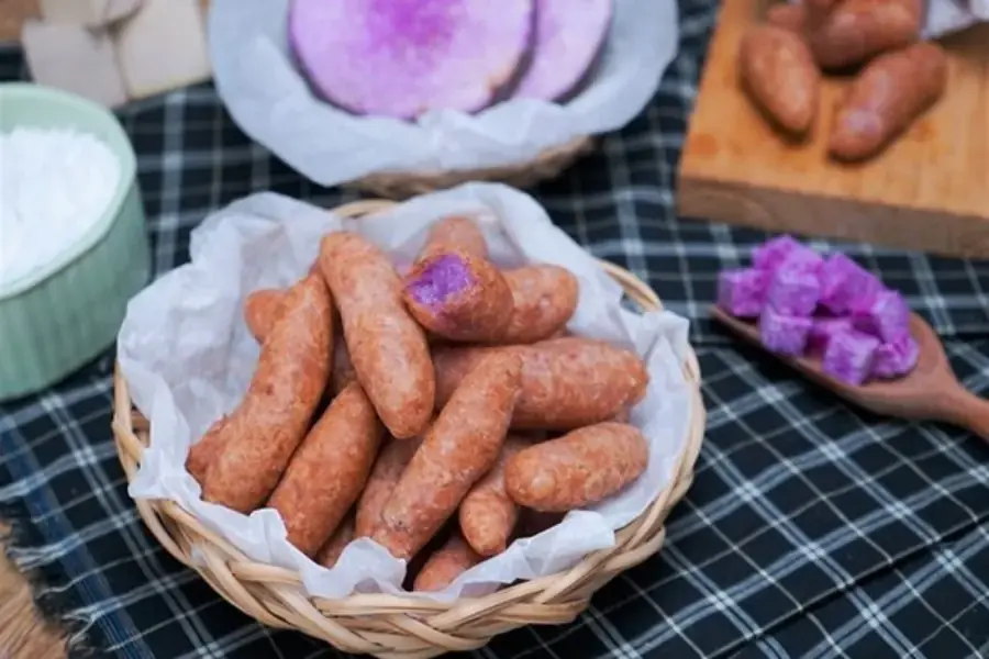 Thưởng thức bánh khoai mỡ chiên thơm ngon