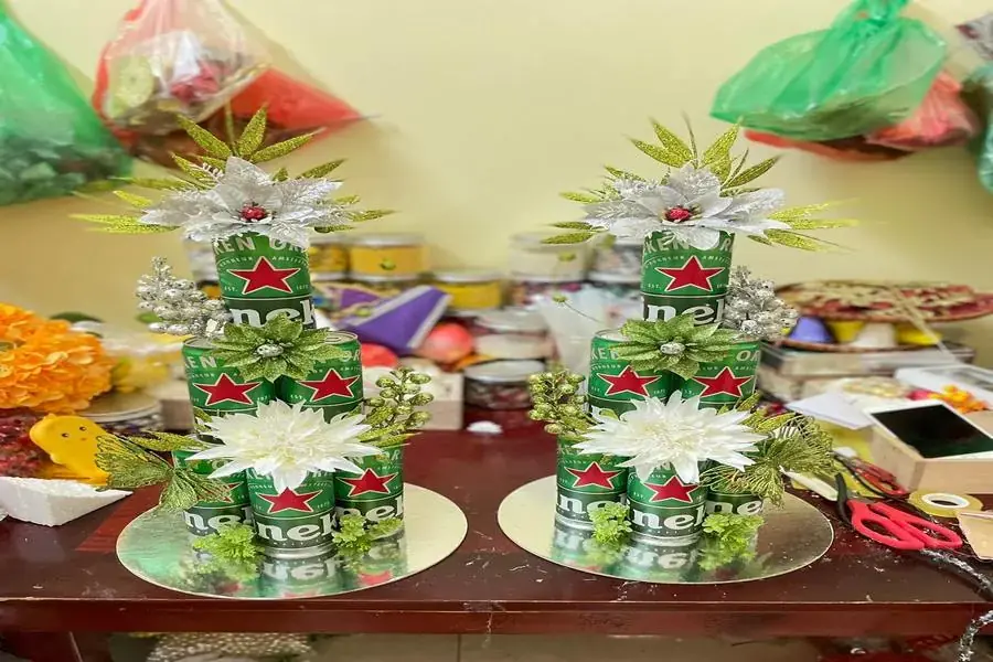 Vật dụng trong trang trí tháp bia.