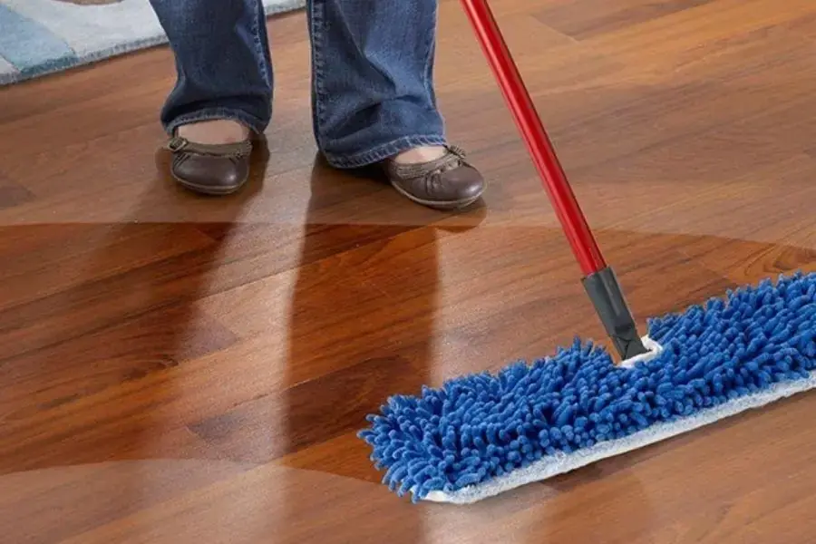 Lau sàn với nước đá để giữ độ mát lau hơn