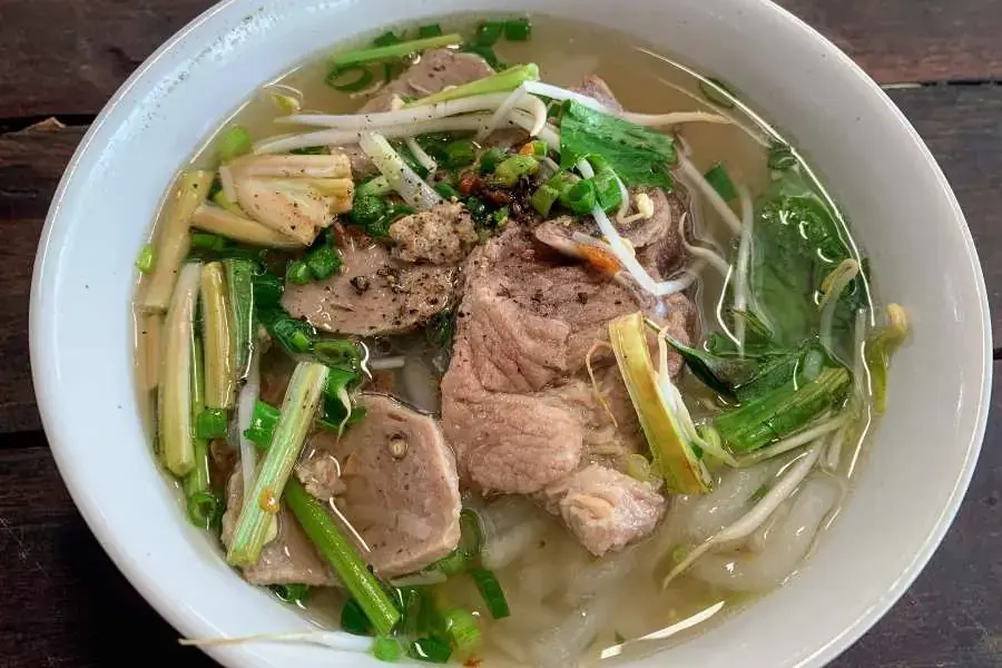 Bánh canh bột xắt có điểm nhấn với bột được nhào thủ công và không cắt qua máy.