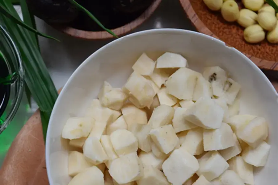 Cắt củ năng thành phần vừa ăn