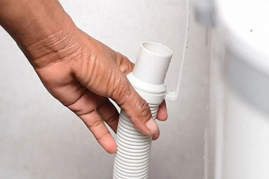 Khắc phục lỗi E5 bằng cách kiểm tra ống cấp nước vào máy giặt.