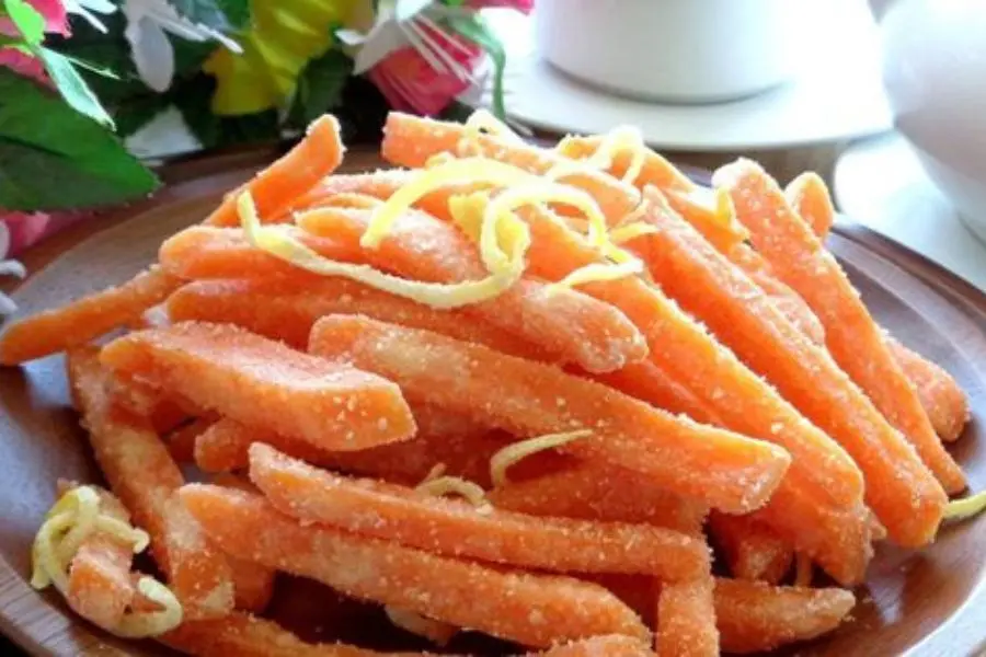 Mứt khoai lang thành phẩm dẻo, mềm, có màu vàng cam đẹp mắt.