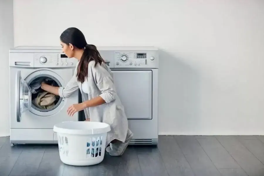 Phân loại quần áo trước khi cho vào máy.