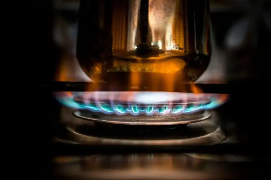 Đáy nồi bị bẩn gây nên hiện tượng đỏ lửa bếp ga