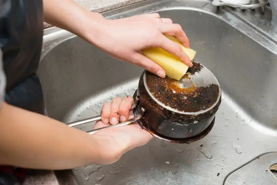Vệ sinh xoong nồi sạch sẽ sau mỗi lần sử dụng