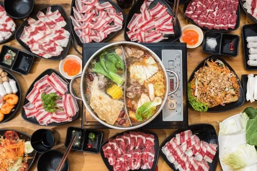 Tiến hành sơ chế thịt bò, hải sản và chế biến lẩu