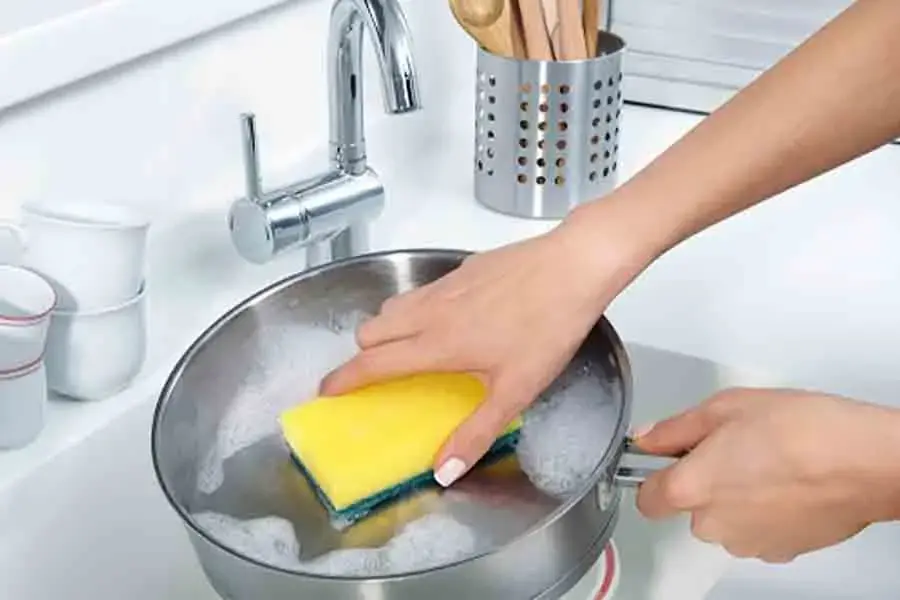 Dùng miếng bọt biển để tạo bọt và rửa chén với xà phòng (nguồn: meovatchamsocgiadinh.com)