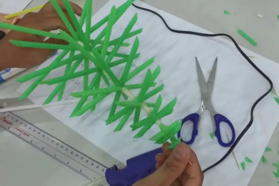 Ghép nối từng tầng tán lá để làm thân cây thông.