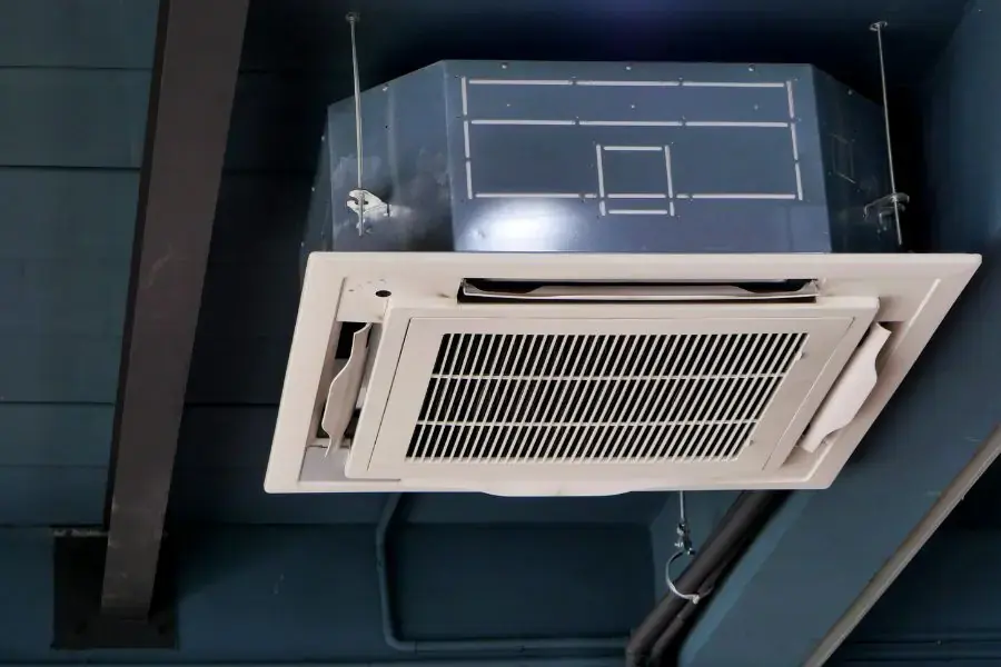 Xác định vị trí lắp đặt điều hòa âm trần cách trần nhà ít nhất 30cm.