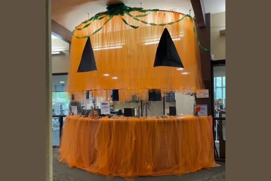 Cách trang trí Halloween cho văn phòng độc đáo dạng hình trái bí ngô lớn.