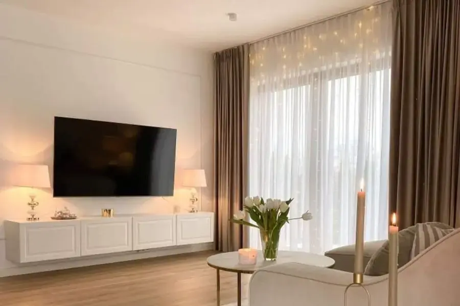 Phối tường màu trắng với rèm cửa màu nâu 