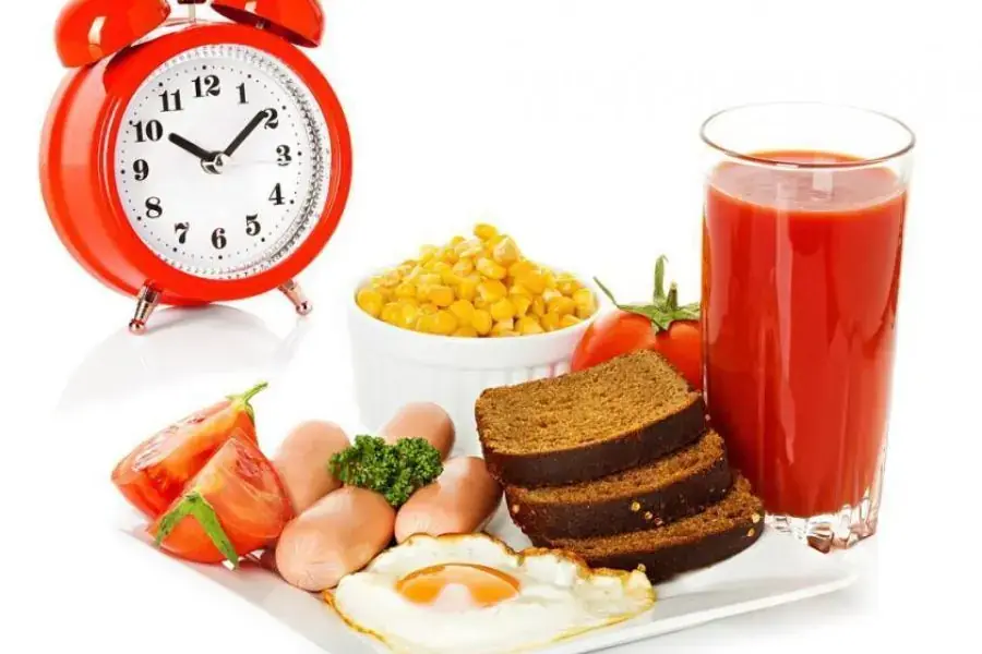 Không nên bỏ bữa và phải ăn đúng giờ