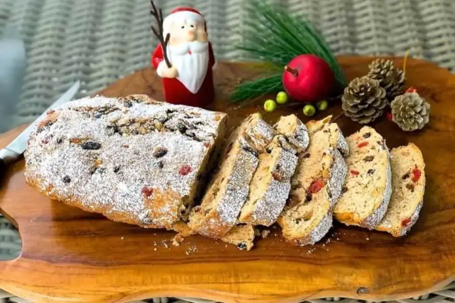 Bánh Christstollen được cho ra đời lần đầu tiên vào năm 1300.