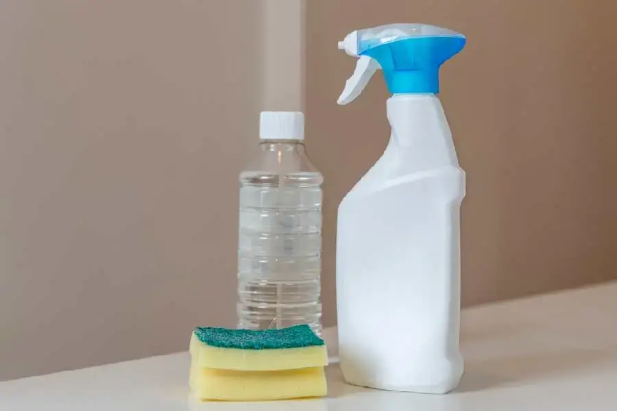 Sử dụng nước tẩy trắng để tẩy mực bút bi trên đồ nhựa (nguồn: Shutterstock.com)