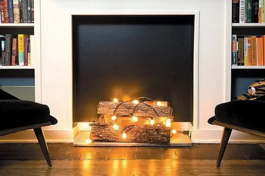Trang trí đèn nhấp nháy cho lò sưởi giúp không gian thêm ấm cúng, tạo được hiệu ứng đẹp