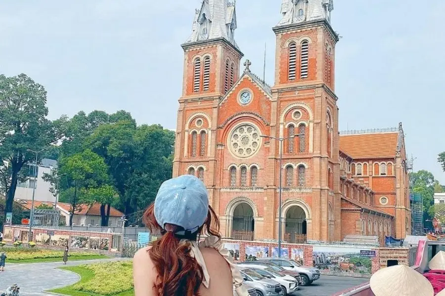 Nhà thờ Đức Bà là một trong những địa điểm chụp ảnh Noel lý tưởng.