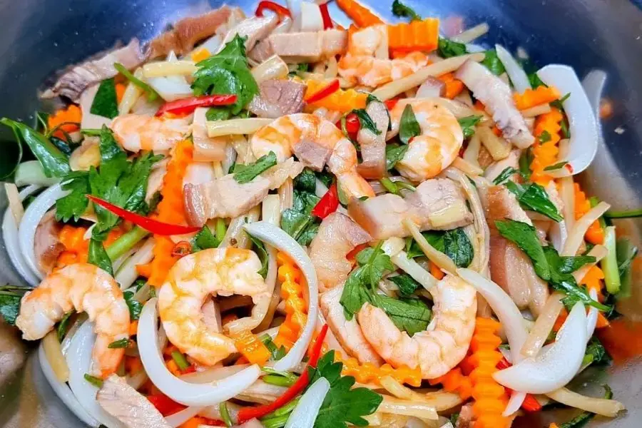 Gỏi ngó sen tôm thịt là một trong các món nộm dễ làm hấp dẫn, phổ biến
