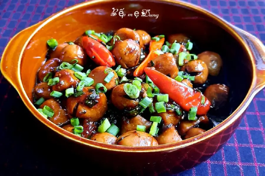Nấm rơm kho có hương vị rất ngon, bắt mắt