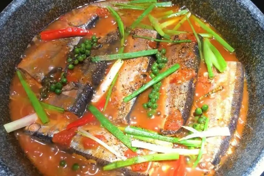 Cá saba kho tộ ăn kèm với bát cơm nóng hổi trong những ngày mưa.