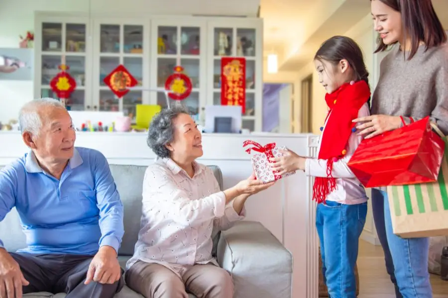 Tặng quà Tết cho bố mẹ chồng để bày tỏ sự yêu thương, lòng biết ơn.