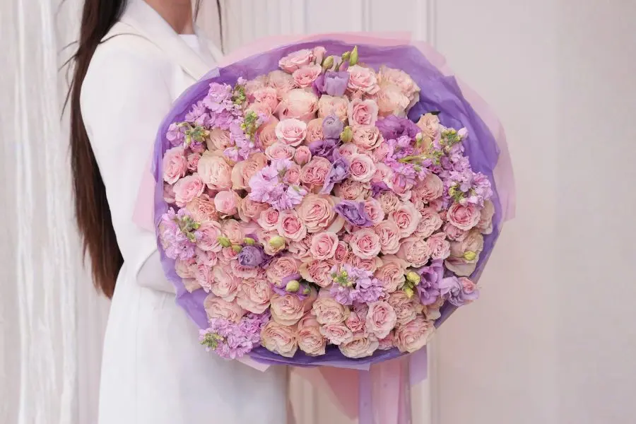 Mẫu bó hoa hồng dáng tròn tặng vợ