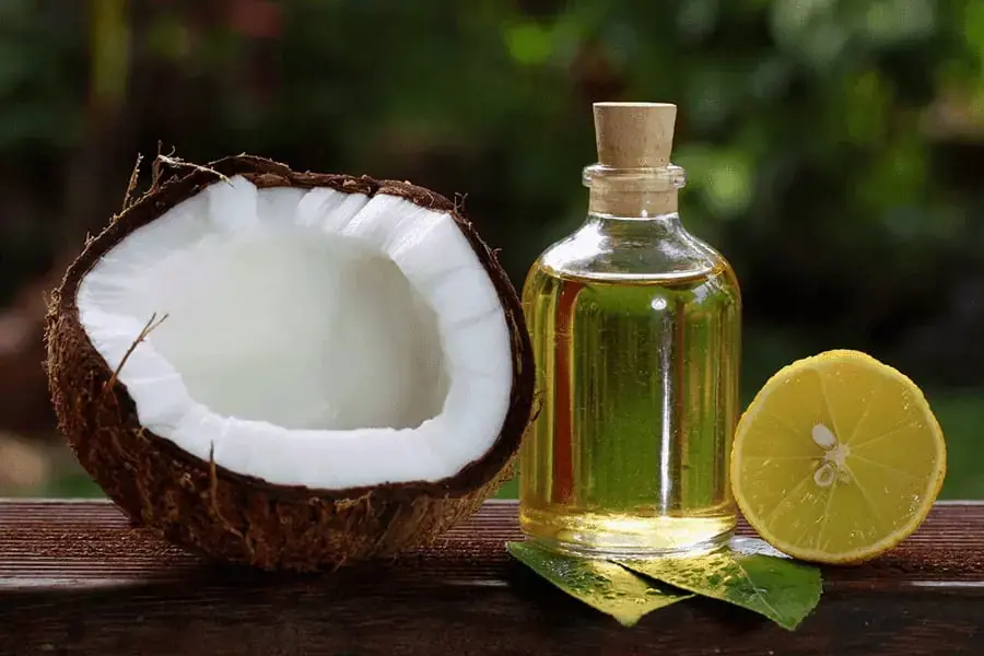 Dầu dừa và chanh khi kết hợp giúp nhanh chóng thúc đẩy quá trình sản sinh melanin tạo sắc tố đen cho tóc.