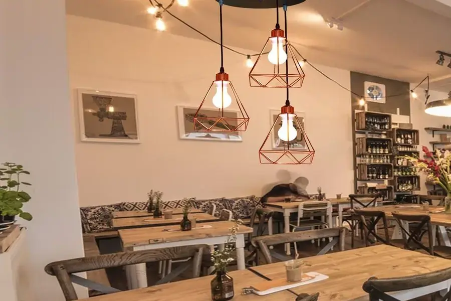 Không gian quán cafe sách rất cần hệ thống đèn treo tại bàn