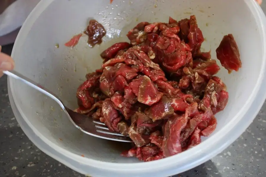Trộn đều hỗn hợp gia vị xay nhuyễn với nạm bò
