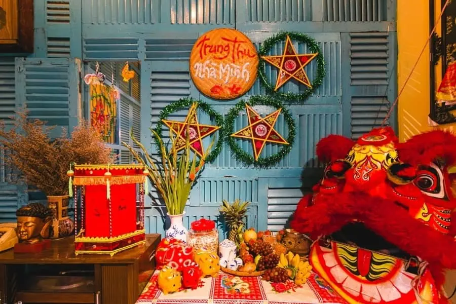 Mâm cỗ Trung Thu được trang trí đẹp mắt với hoa quả, bánh và những hình ảnh quen thuộc của ngày hội trăng rằm.